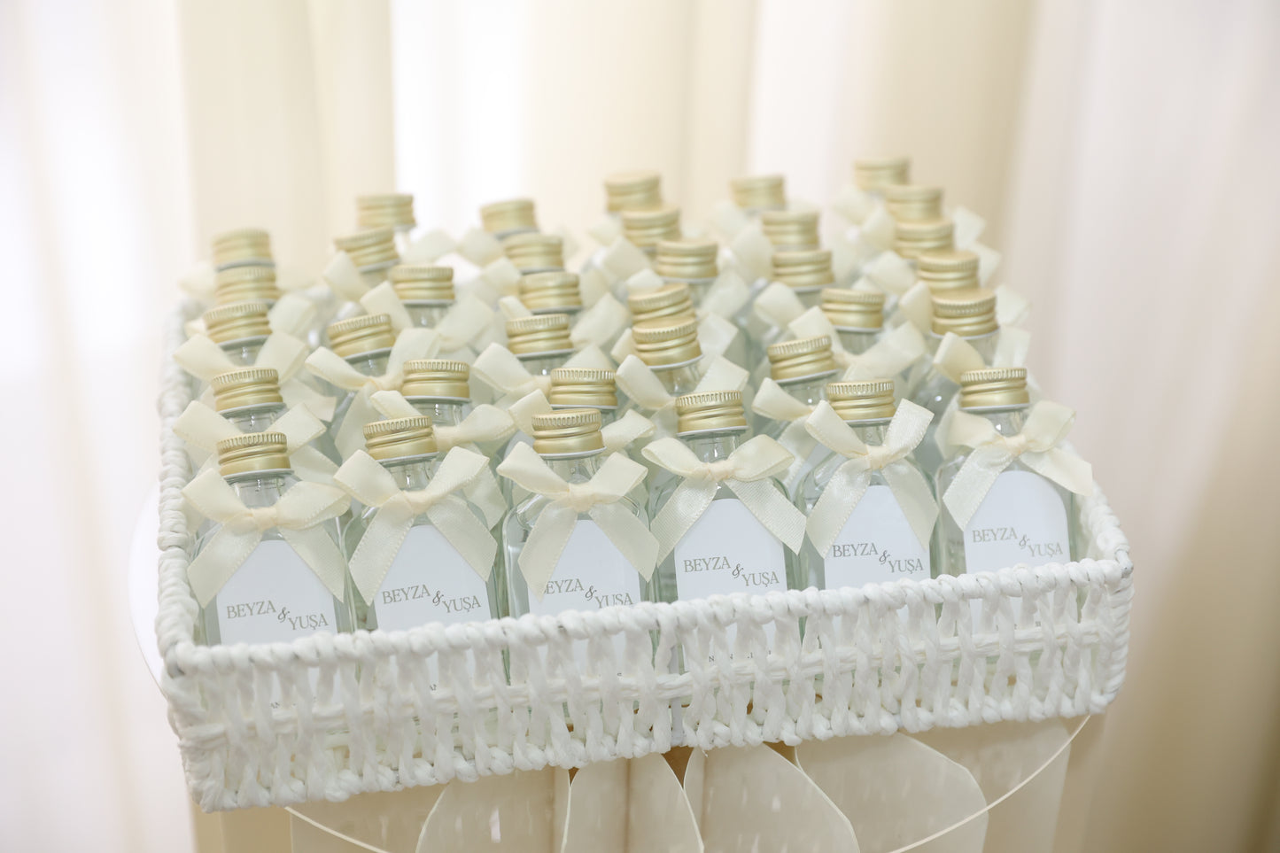 Kolonya Glasflaschen mit weißem Sticker