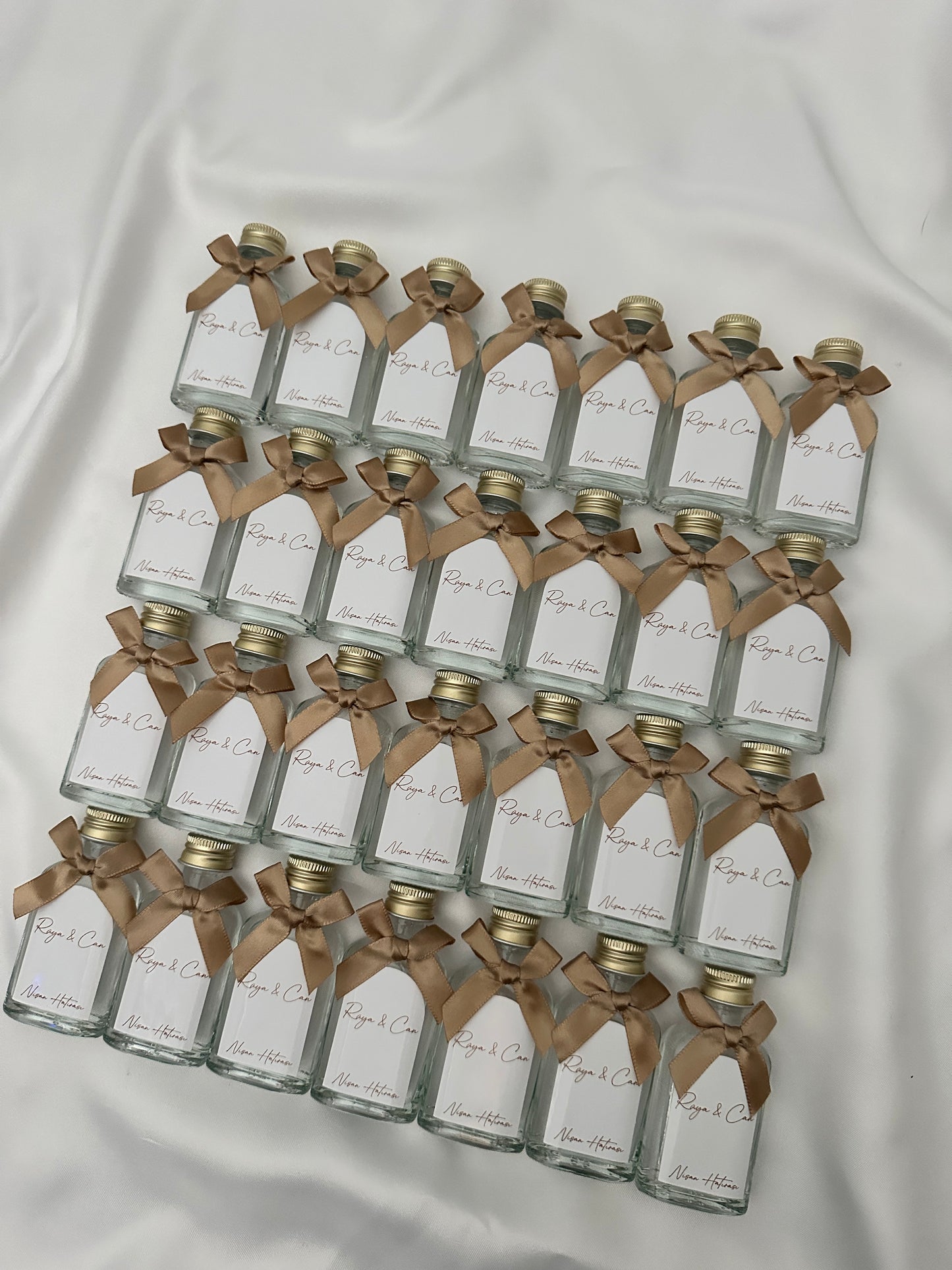 Kolonya Glasflaschen mit weißem Sticker